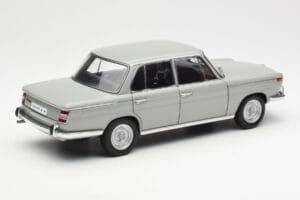 BMW 1800 TiSA Bernina Cinzento AUTOart 1:18 70621 Metal - imagem 3 de 8