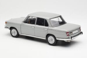 BMW 1800 TiSA Bernina Cinzento AUTOart 1:18 70621 Metal - imagem 7 de 8