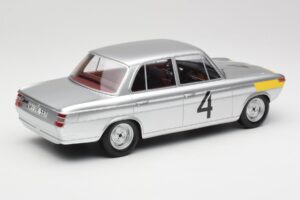 BMW 1800 TiSA #4 J. Ickx / J. van Ophem 24 Hours of Spa 1965 Winners Minichamps 1:18 107652504 Resina - imagem 2 de 6