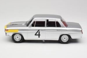 BMW 1800 TiSA #4 J. Ickx / J. van Ophem 24 Hours of Spa 1965 Winners Minichamps 1:18 107652504 Resina - imagem 3 de 6