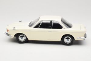 BMW 2000 CS Coupe Creme KK-Scale 1:18 KKDC180121 Metal - imagem 3 de 6
