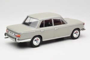 BMW 2000 TI Cinzento MCG 1:18 MCG18112 Metal - imagem 2 de 6