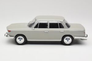 BMW 2000 TI Cinzento MCG 1:18 MCG18112 Metal - imagem 3 de 6