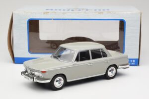 BMW 2000 TI Cinzento MCG 1:18 MCG18112 Metal - imagem 6 de 6
