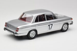 BMW 2000 Ti #17 J. Ickx / H. Hahne 24 Hours of Spa 1966 Winners Minichamps 1:18 107662517 Resina - imagem 2 de 6