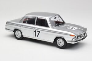 BMW 2000 Ti #17 J. Ickx / H. Hahne 24 Hours of Spa 1966 Winners Minichamps 1:18 107662517 Resina - imagem 4 de 6