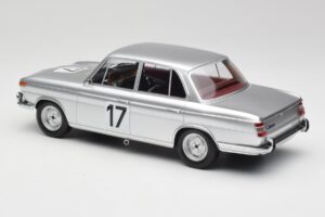 BMW 2000 Ti #17 J. Ickx / H. Hahne 24 Hours of Spa 1966 Winners Minichamps 1:18 107662517 Resina - imagem 5 de 6
