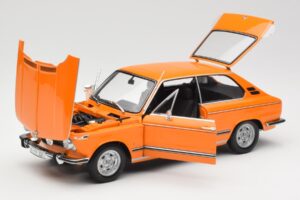 BMW 2000 Tii Touring Laranja Minichamps 1:18 80430145824 Metal - imagem 2 de 8