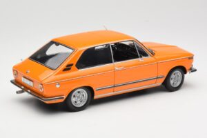 BMW 2000 Tii Touring Laranja Minichamps 1:18 80430145824 Metal - imagem 3 de 8