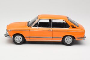 BMW 2000 Tii Touring Laranja Minichamps 1:18 80430145824 Metal - imagem 4 de 8