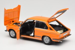 BMW 2000 Tii Touring Laranja Minichamps 1:18 80430145824 Metal - imagem 5 de 8