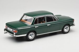 BMW 2000 121 Verde MCG 1:18 MCG18542 Metal - imagem 2 de 6
