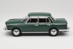 BMW 2000 121 Verde MCG 1:18 MCG18542 Metal - imagem 3 de 6