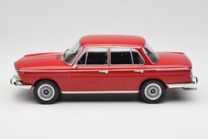 BMW 2000 121 Vermelho MCG 1:18 MCG18543 Metal - imagem 3 de 6