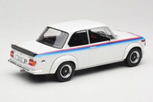 BMW 2002 E10 Turbo Branco MCG 1:18 MCG18408-R Metal - imagem 2 de 6