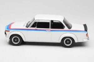 BMW 2002 E10 Turbo Branco MCG 1:18 MCG18408-R Metal - imagem 3 de 6