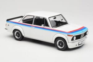 BMW 2002 E10 Turbo Branco MCG 1:18 MCG18408-R Metal - imagem 4 de 6