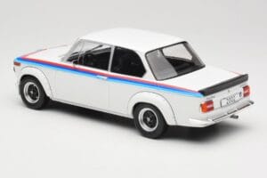 BMW 2002 E10 Turbo Branco MCG 1:18 MCG18408-R Metal - imagem 5 de 6