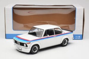 BMW 2002 E10 Turbo Branco MCG 1:18 MCG18408-R Metal - imagem 6 de 6