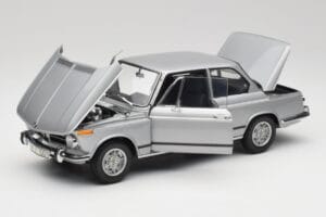 BMW 2002 Tii Polaris Prata AUTOart 1:18 80430146517 Metal - imagem 2 de 8