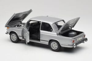 BMW 2002 Tii Polaris Prata AUTOart 1:18 80430146517 Metal - imagem 5 de 8