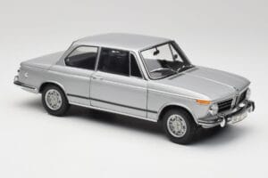 BMW 2002 Tii Polaris Prata AUTOart 1:18 80430146517 Metal - imagem 6 de 8