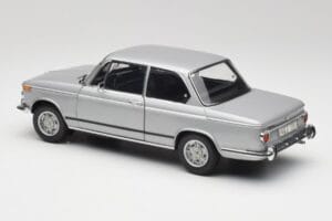 BMW 2002 Tii Polaris Prata AUTOart 1:18 80430146517 Metal - imagem 7 de 8
