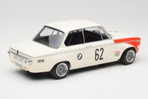 BMW 2002 tiK BMW AG #1 H. Hahne / D. Quester Class Winner Guards International 6 Hours Brands Hatch 1969 Minichamps 1:18 1556 - imagem 2 de 6