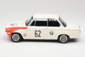 BMW 2002 tiK BMW AG #1 H. Hahne / D. Quester Class Winner Guards International 6 Hours Brands Hatch 1969 Minichamps 1:18 1556 - imagem 3 de 6