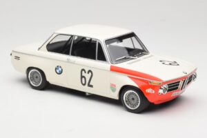BMW 2002 tiK BMW AG #1 H. Hahne / D. Quester Class Winner Guards International 6 Hours Brands Hatch 1969 Minichamps 1:18 1556 - imagem 4 de 6