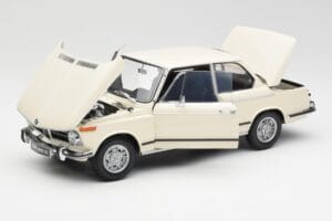 BMW 2002 Branco Kyosho 1:18 08541W Metal - imagem 2 de 8