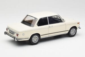 BMW 2002 Branco Kyosho 1:18 08541W Metal - imagem 3 de 8