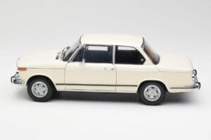 BMW 2002 Branco Kyosho 1:18 08541W Metal - imagem 4 de 8