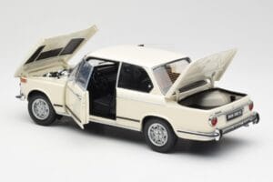 BMW 2002 Branco Kyosho 1:18 08541W Metal - imagem 5 de 8