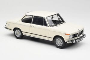 BMW 2002 Branco Kyosho 1:18 08541W Metal - imagem 6 de 8