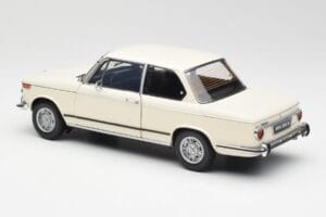 BMW 2002 Branco Kyosho 1:18 08541W Metal - imagem 7 de 8