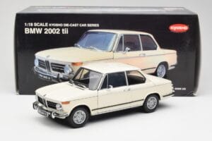 BMW 2002 Branco Kyosho 1:18 08541W Metal - imagem 8 de 8