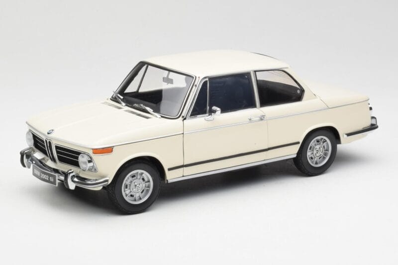 BMW 2002 Branco Kyosho 1:18 08541W Metal