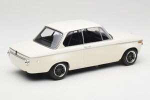 BMW 2002 Branco Plain Body Version Minichamps 1:18 155702600 Metal - imagem 2 de 6
