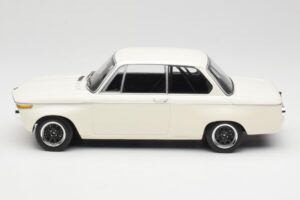 BMW 2002 Branco Plain Body Version Minichamps 1:18 155702600 Metal - imagem 3 de 6