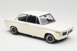 BMW 2002 Branco Plain Body Version Minichamps 1:18 155702600 Metal - imagem 4 de 6