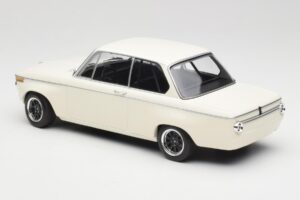 BMW 2002 Branco Plain Body Version Minichamps 1:18 155702600 Metal - imagem 5 de 6
