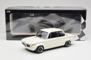 BMW 2002 Branco Plain Body Version Minichamps 1:18 155702600 Metal - imagem 6 de 6
