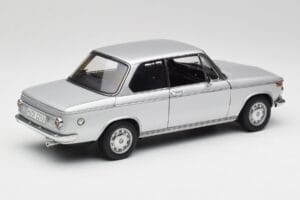 BMW 2002tii Prata AUTOart 1:18 80430151479 Metal - imagem 3 de 8
