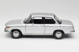 BMW 2002tii Prata AUTOart 1:18 80430151479 Metal - imagem 4 de 8