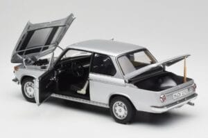 BMW 2002tii Prata AUTOart 1:18 80430151479 Metal - imagem 5 de 8