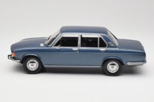BMW 2500 E3 Blue Metallic Minichamps 1:18 155029200 Metal - imagem 3 de 6
