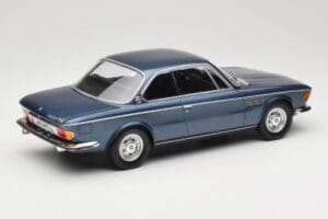 BMW 2800 CS E9 Azul Metálico Minichamps 1:18 155028032 Metal - imagem 2 de 6