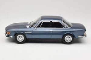 BMW 2800 CS E9 Azul Metálico Minichamps 1:18 155028032 Metal - imagem 3 de 6