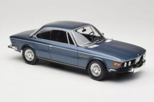 BMW 2800 CS E9 Azul Metálico Minichamps 1:18 155028032 Metal - imagem 4 de 6